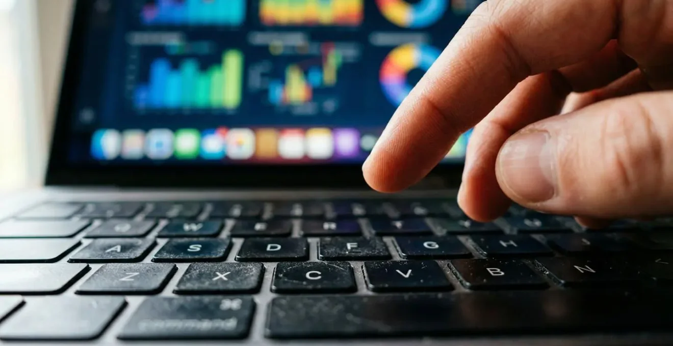 Vue macro d'un écran d'ordinateur montrant des graphiques d'analyse de mots-clés