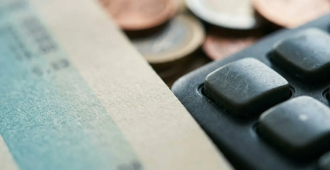 Comparaison visuelle des coûts salariaux avec documents et calculatrice