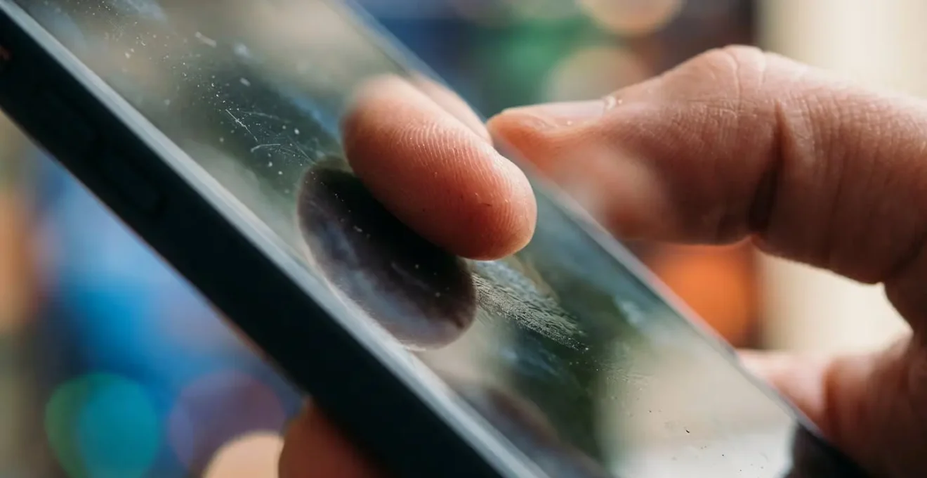 Vue macro d'une interface de réservation sur smartphone avec calendrier
